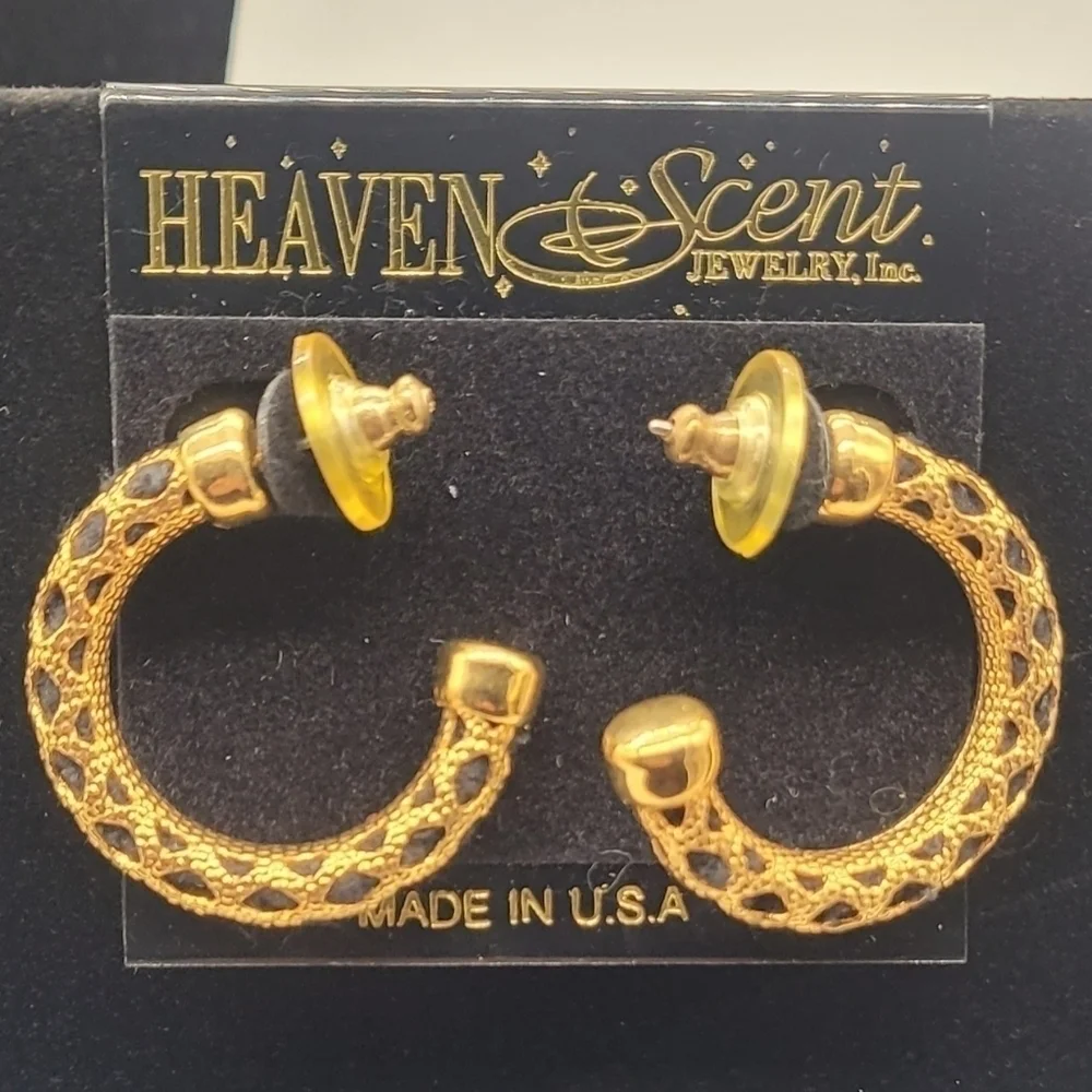 Heaven Scent Jewelry Collection Small and Medium Gold-tone Hoops (Reg Post)​​​